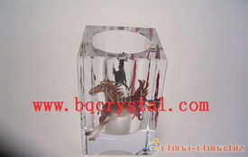 晶莹剔透的水晶笔筒 提升办公桌格调的实用艺术品